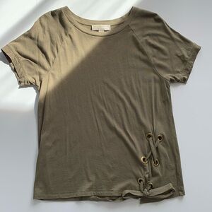 MICHAEL KORS OLIVE GREEN TEE WITH GOLD GROMMET LACE UP SIDE• SIZE M•EUC